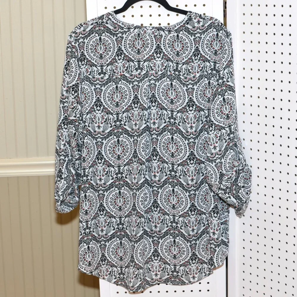 Plus Size Cato 18/20 Black, White & Red High-Low Blouse With Roll Tab Sleeves - Picture 9 of 11